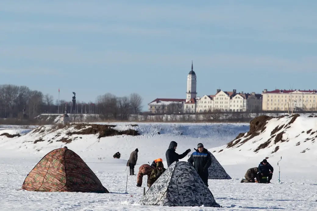 12.02.2022 г. Могилев, Фатинский залив. Кабы не морозец, то можно было бы эти палатки на берегу разбить, песни под гитару попеть и ухи поесть