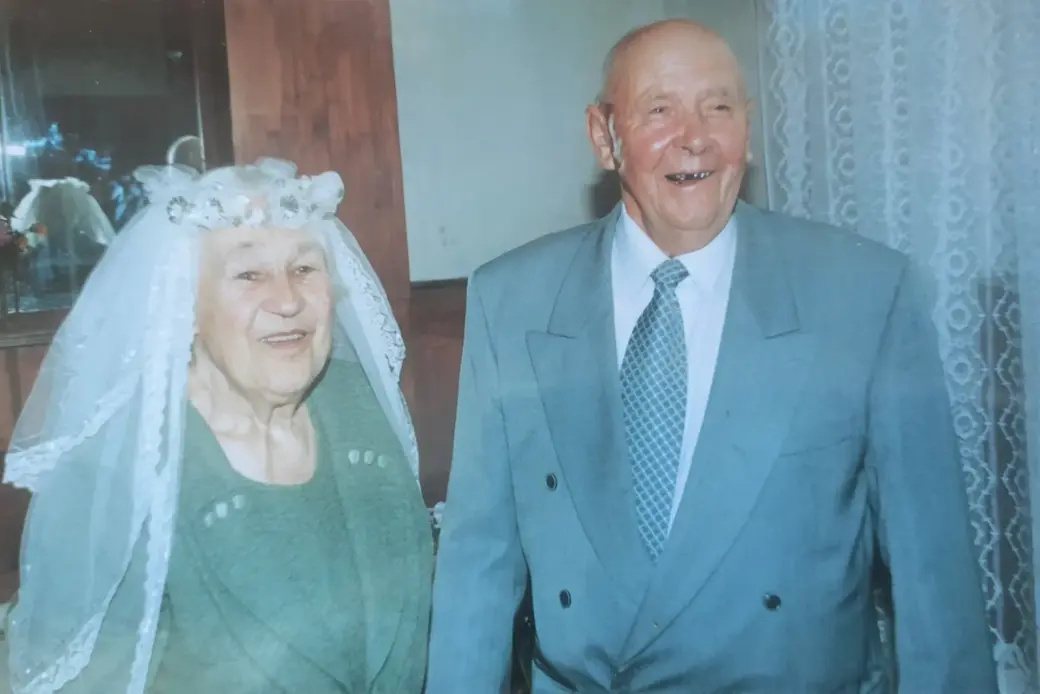 А это их золотая свадьба! Могилев, 2002 год.