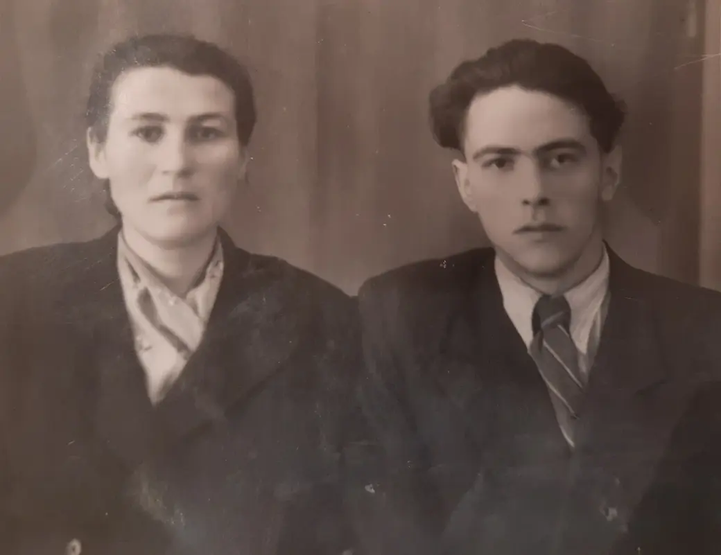 А это молодые Адам и Лиза: они полюбили друг друга, без преувеличения, с первого взгляда