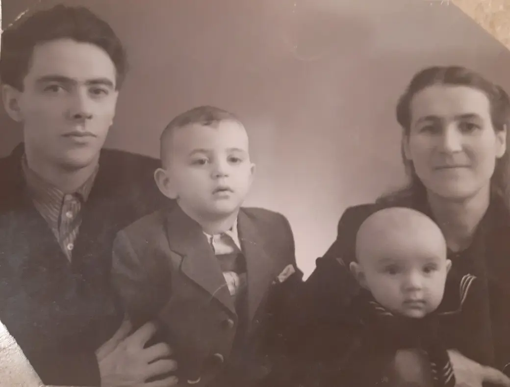 У Адама и Лизы родились двое прекрасных сыновей - Геннадий и Олег. Они всю жизнь преклонялись перед своими родителями!