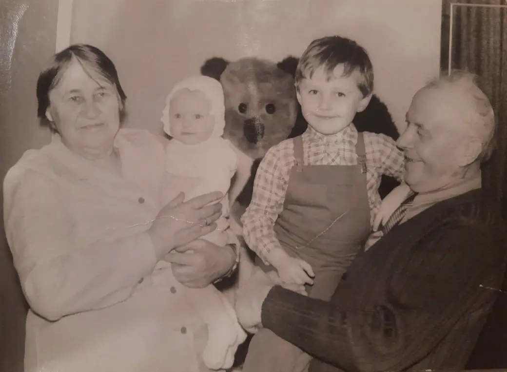 Для внуков дедушка Адам и бабушка Лиза были настоящими друзьями! С ними всегда можно было побаловаться.