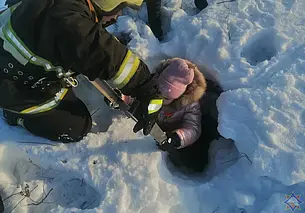 7-летняя девочка упала в колодец в деревне Приозерная Чаусского района. Ее достали спасатели.