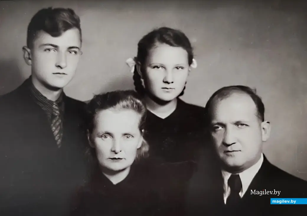 Ольга Ефимовна Глушакова и Федор Федорович Толочко с сыном Алексеем и дочерью Ириной. Фото конца 50-х.