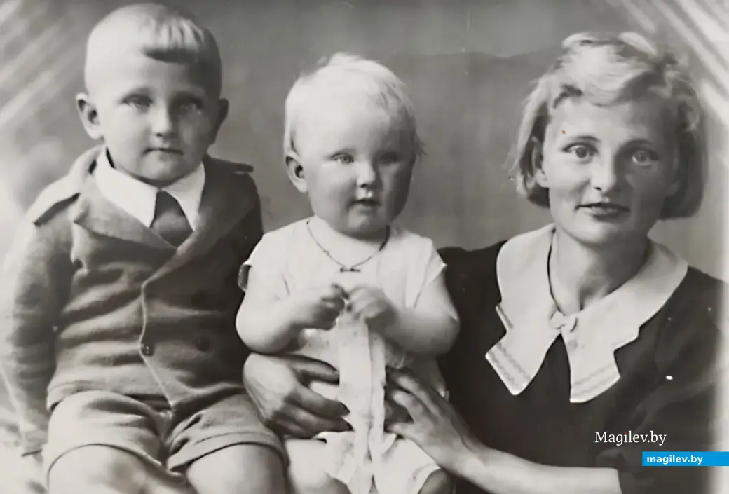 Ольга Ефимовна Глушакова с сыном Алексеем и дочерью Ириной. Довоенное фото.