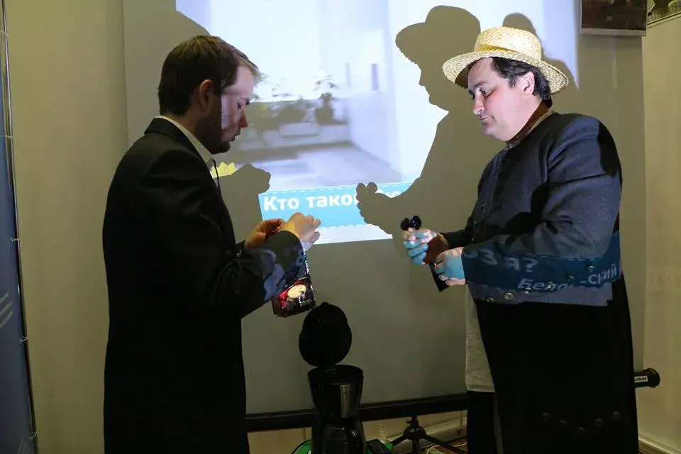 Вместе с Денисом Евсеенко варим кофе в павильоне Белэкспо. Раздаем бесплатно. Примеряем на себя самозанятость.