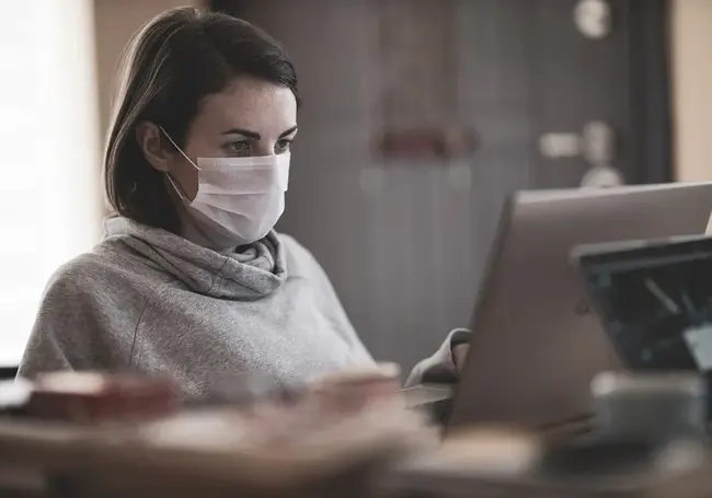 «Так боюсь заразиться коронавирусом, что хожу на работу пешком!» Как справиться с паникой, рассказывает психолог