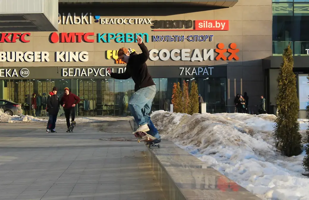 15 февраля 2022 года. Могилев. И пусть на лужах лед, пока еще зима… А видятся цветы, а слышится весна… И теплое пальто ты снять уже готов… Так хочется весны…Так хочется