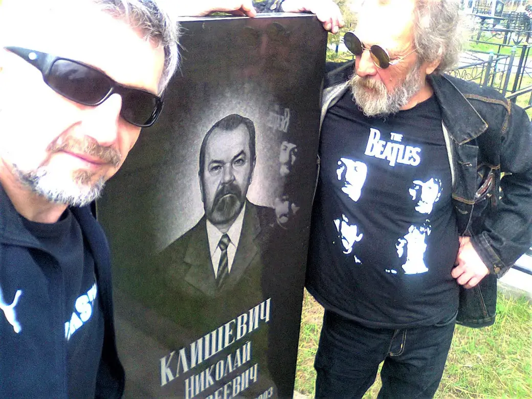 Друзья на могиле Коли Клишевича...