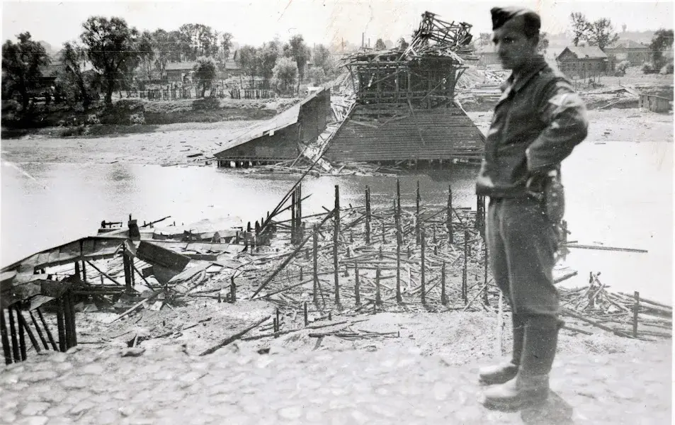 Разрушенный мост через Днепр. Могилев, лето 1941 года. Фото из архива Олега Давида Лисовского