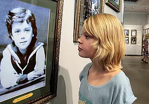 «Даже наши сотрудники ходят!» Могилевская выставка о царской семье экспонируется в Минске