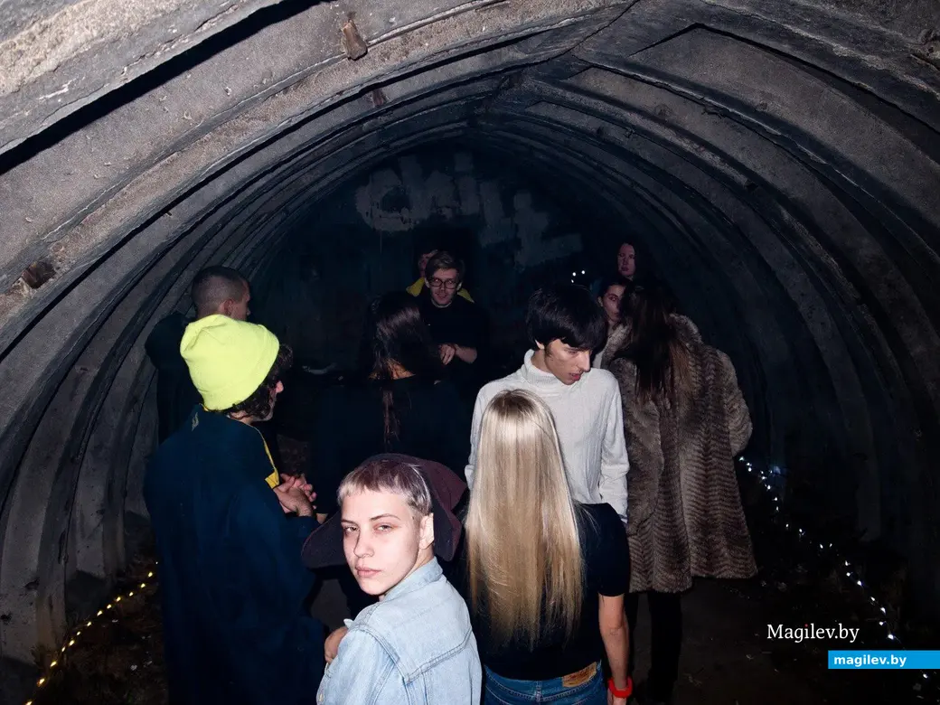 Берлинская молодежь. Ян в центре, в белом свитере.