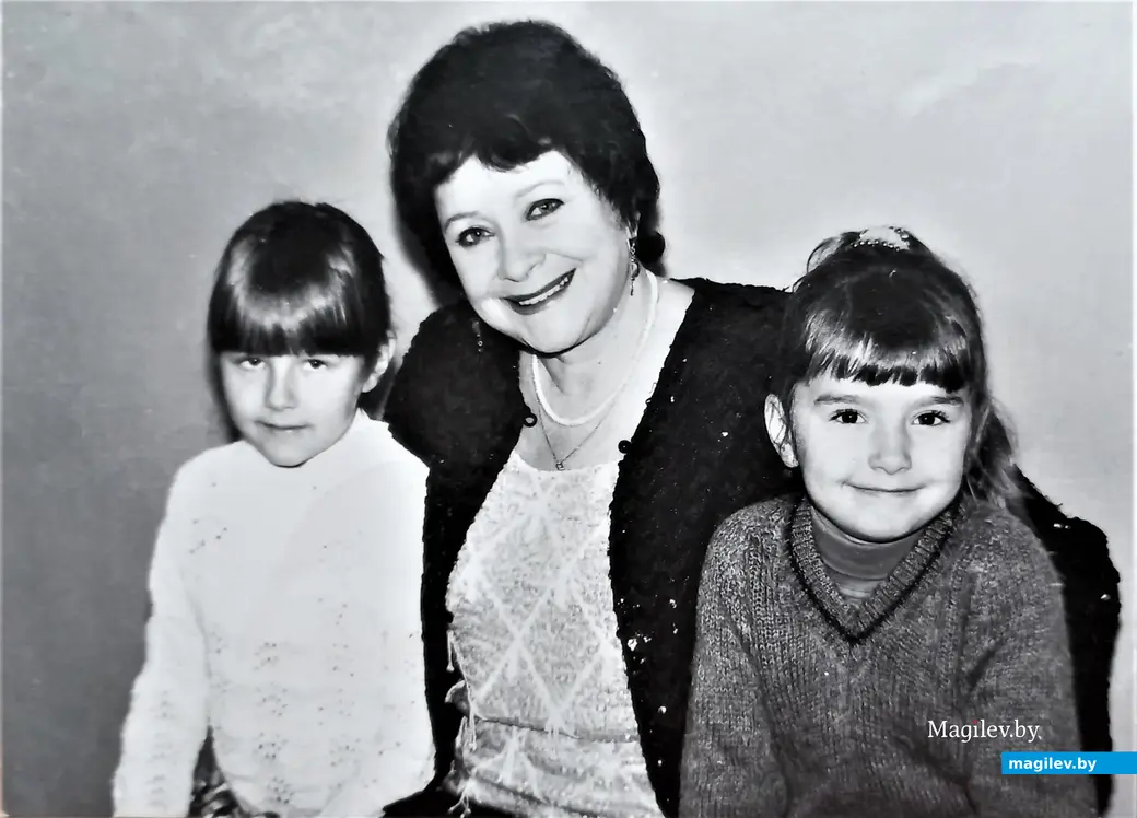 Тамара Миансарова с юными слушателями. Могилев, 1995 год.