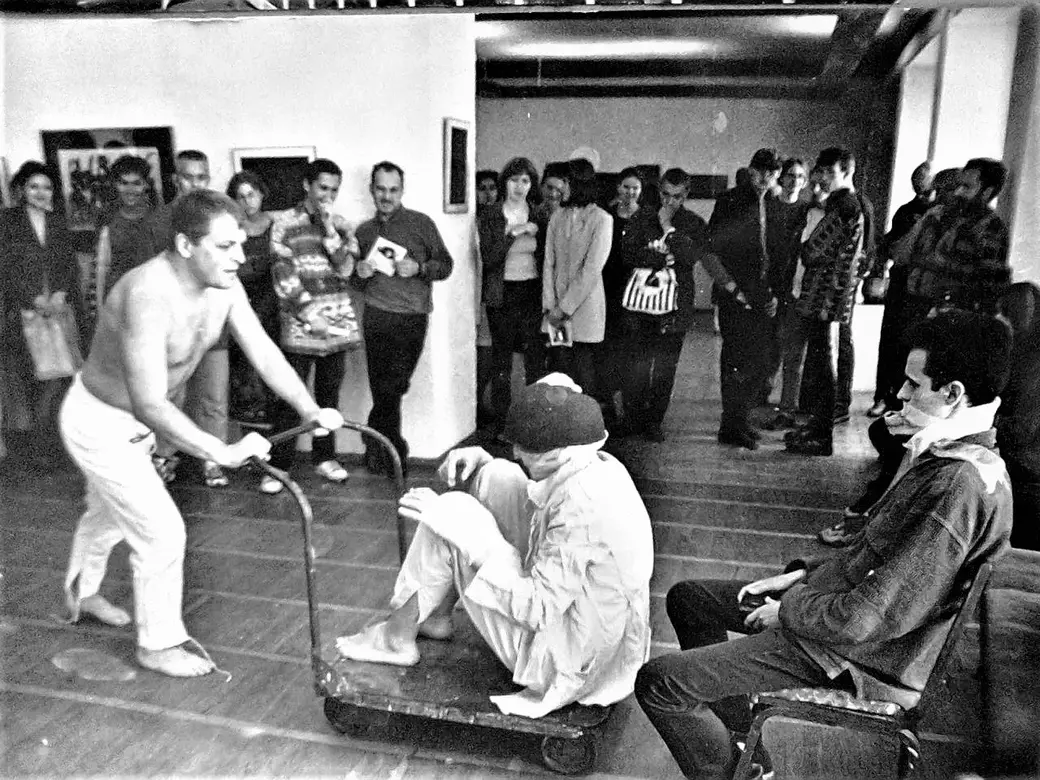 Перфоманс на открытии авангардной выставки в Могилевском выставочном зале по улице Болдина. Начало 1990-х годов
