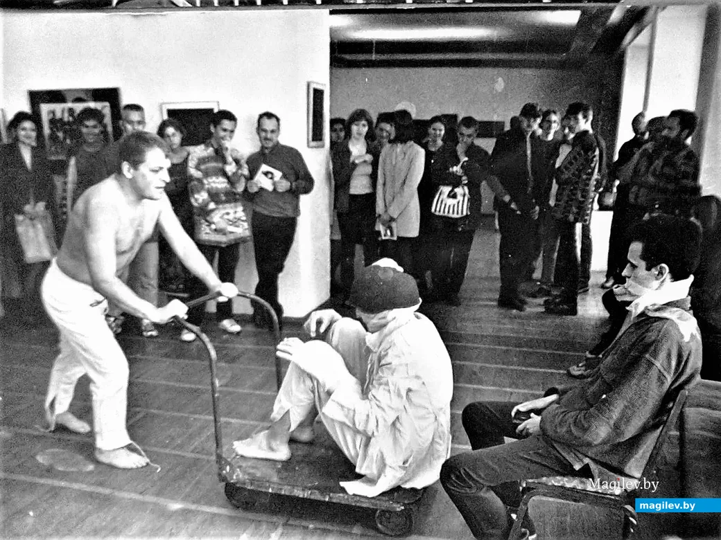   1990-е годы, Могилев. Перфоманс в Выставочном зале на Болдина.