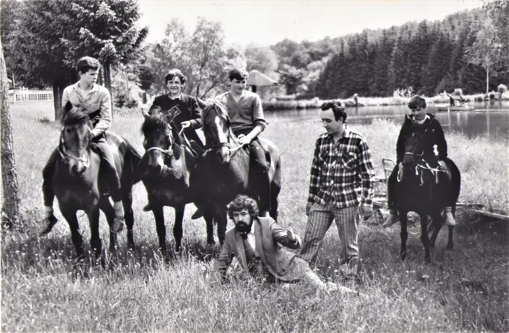 Филипп читает одно из своих футуристических стихотворений, как всегда в обстановке полнейшей экстравагантности. Середина 1980-х годов