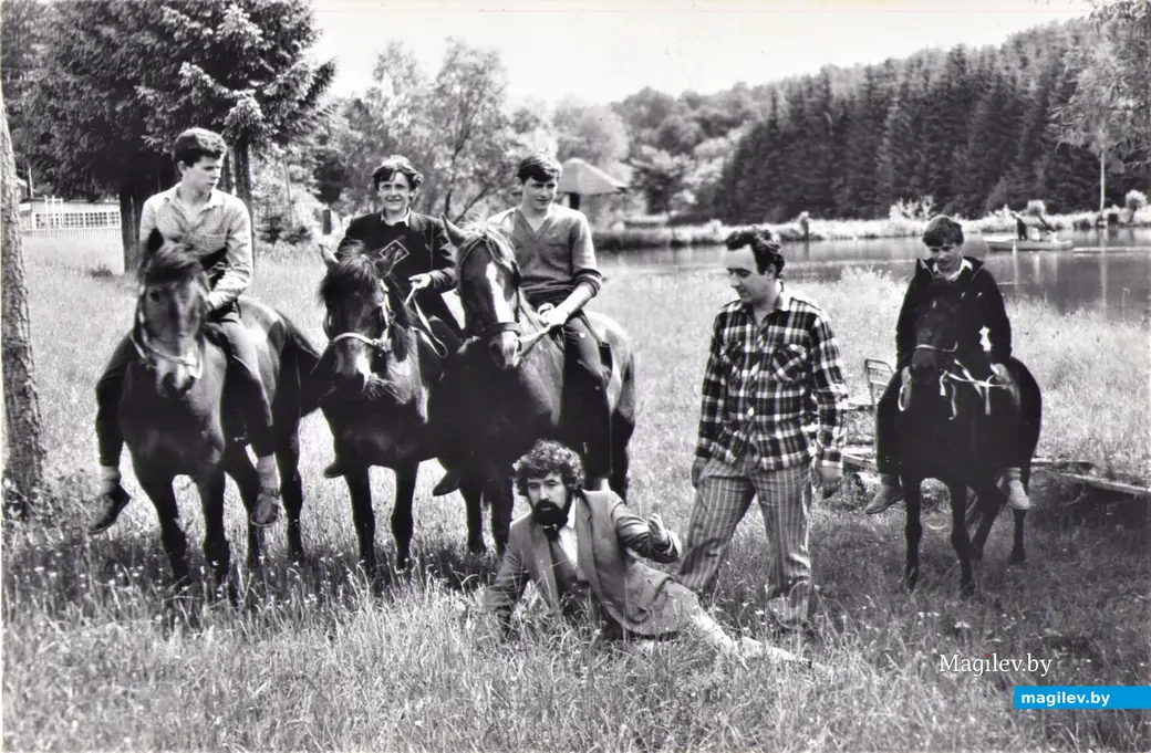 1990-е годы. Могилевский поэт Александр Филипченко как всегда в эпатажной форме читает свои юмористические стихи во время поездки в один из городов Украины.