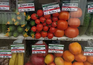 Что почем: узнали цены на огурцы и томаты на рынке и в магазинах