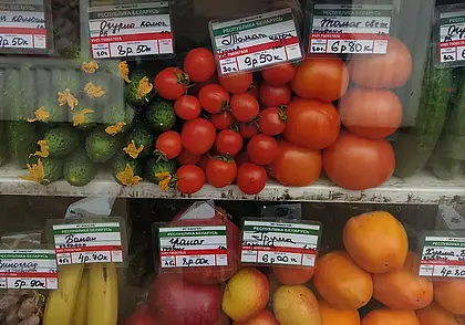 Что почем: узнали цены на огурцы и томаты на рынке и в магазинах