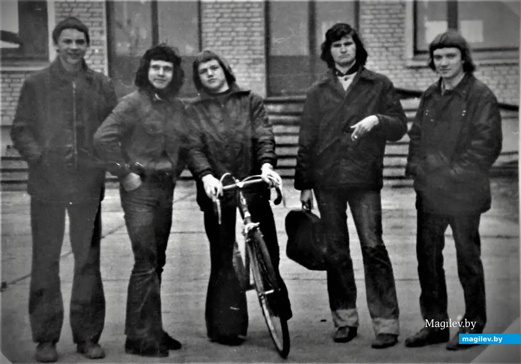 Геннадий Семенов (второй справа) с друзьями. Могилев, середина 1970-х годов.