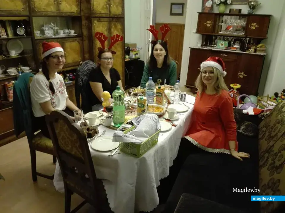 Магдалена Шаль с подружками празднуют Новый год. Фото из личного архива