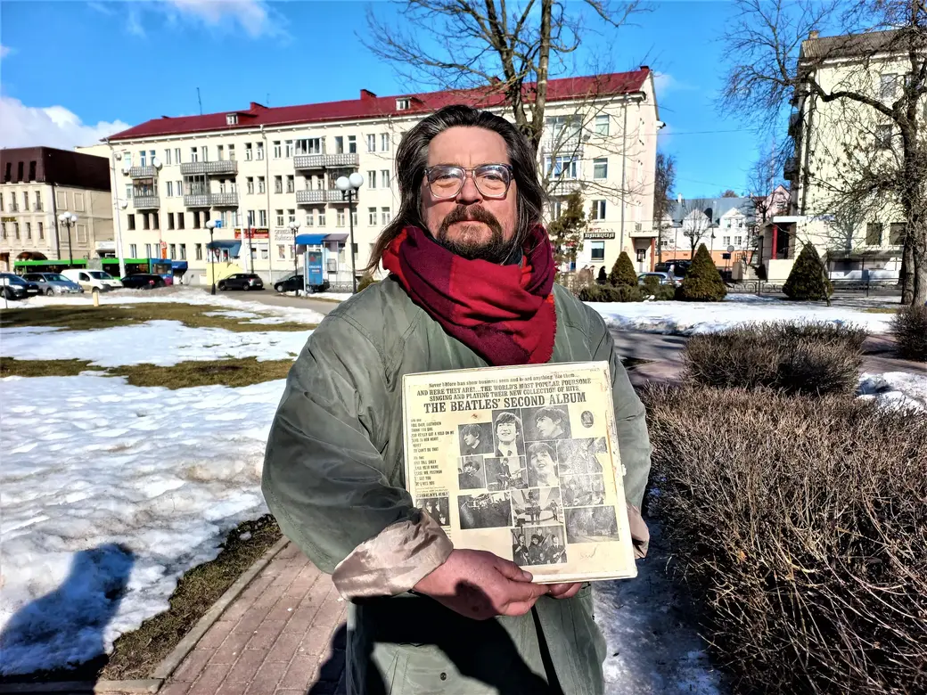 27.02.2022 года. Серж Арден с пластинкой