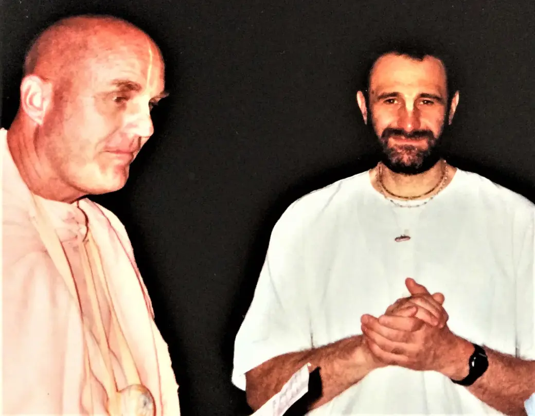 Миня (справа) с одним из своих единоверцев. Могилев, начало 1990-х