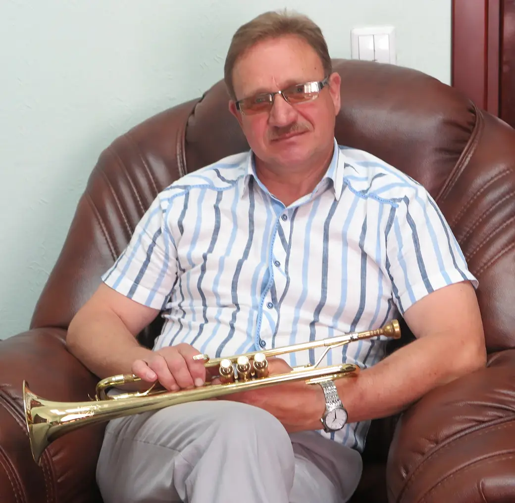 Владимир Андреенко держит в руках ту самую трубу из Кореи. Фото 2018 г.