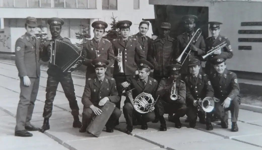 Интернациональное братство в армии. В.Андреенко – по центру в верхнем ряду