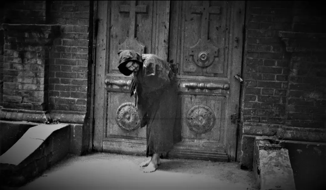 Михайлов мог выступить не только в качестве режиссера и оператора, но и сыграть практически любую роль. Могилев, Польское кладбище, конец 1970-х