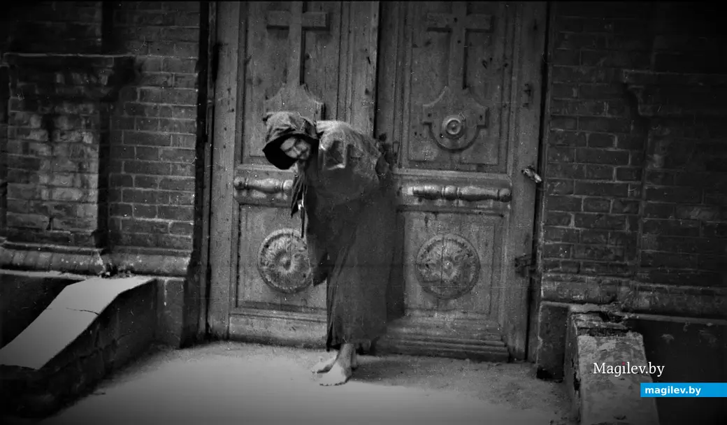 1978 (?) год, Могилев. Польское кладбище. Валик Михайлов в той самой рясе.