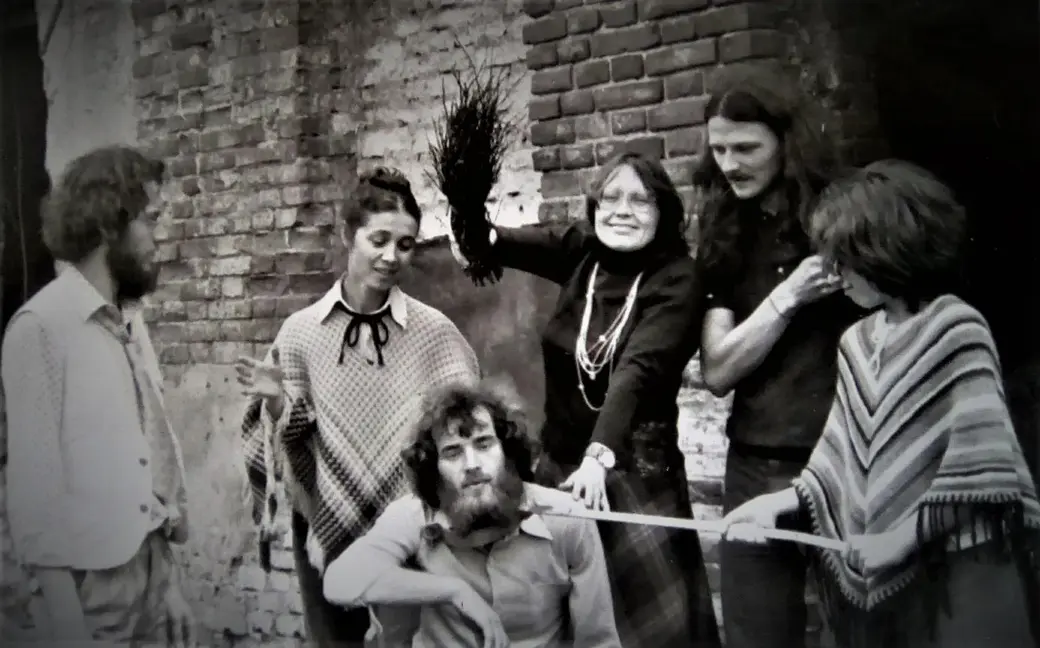 Некоторые молодые люди в брежневские времена ну никак не могли вписаться в общепроинятые рамки бытия. Могилев, начало 1980-х