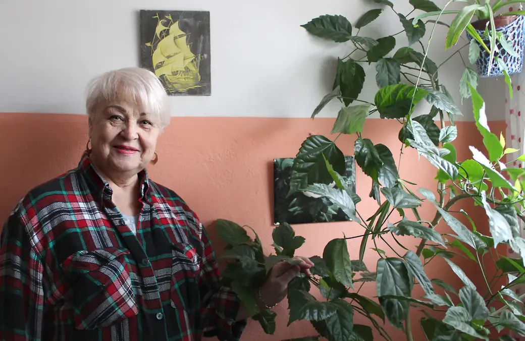 Тамара Михайловна Дондик на лестничной площадке своего 4 этажа.