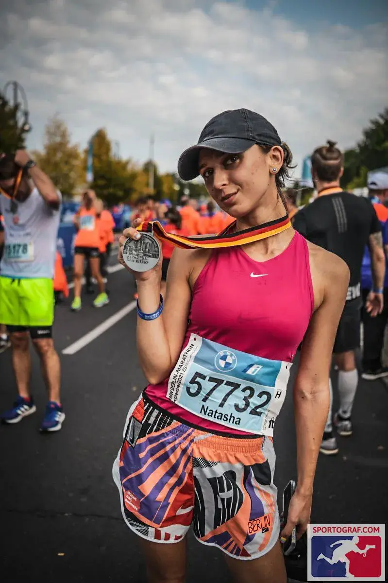 Наталья Поддячая с медалью участника Берлинского марафона.