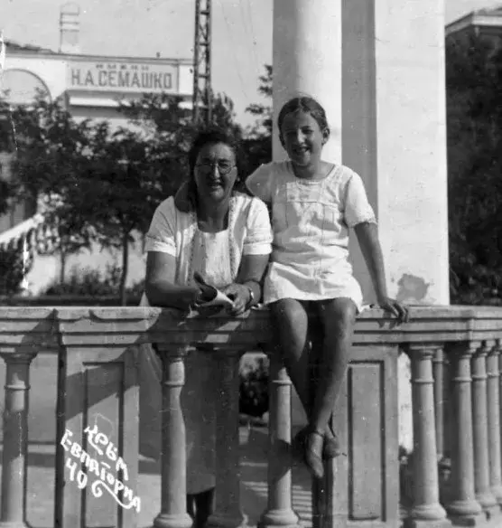 1940 г., Евпатория, Крым. Нина со старшей дочерью Бетти на отдыхе