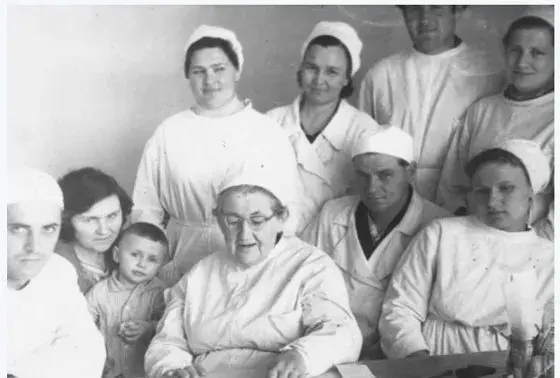Доктор Уфлянд (в центре) с коллегами в больнице