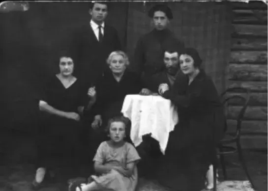 1920 г. Глуск. Семья Нины Уфлянд: в центре сидят родители, слева – Нина, ей 18 лет, справа – старшая сестра Геня, на полу – младшая сестра Соня. Братья стоят