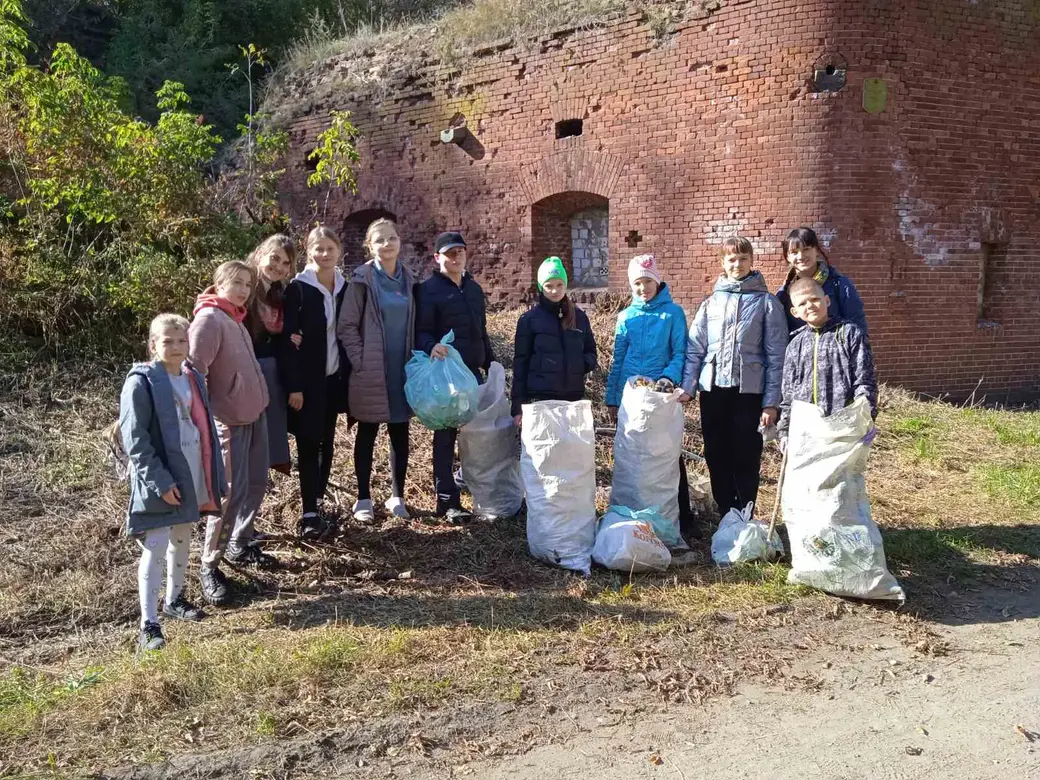Илья Канашевич (шестой слева) с волонтерами и руководителем экокружка во время уборки Бобруйской крепости.