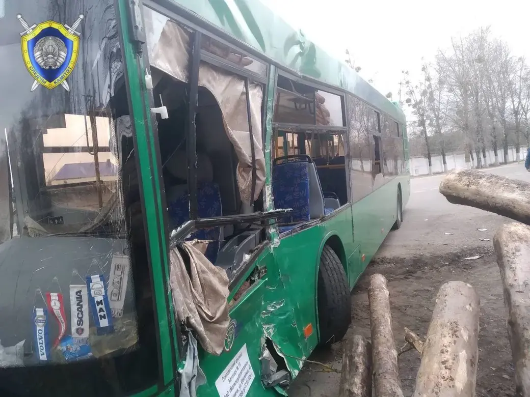 03.03.2022г. в Осиповичах произошло столкновение маршрутного автобуса и лесовоза. Фото: СК