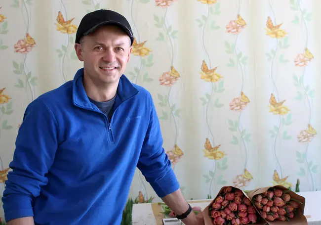 «Перекупщики «переобуваются» в полете…»: поговорили про новые правила торговли живыми цветами с их производителем