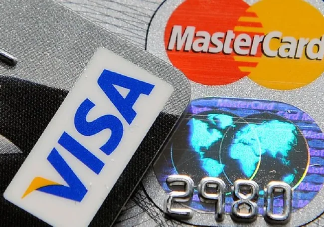 Visa и Mastercard приостановили работу в России