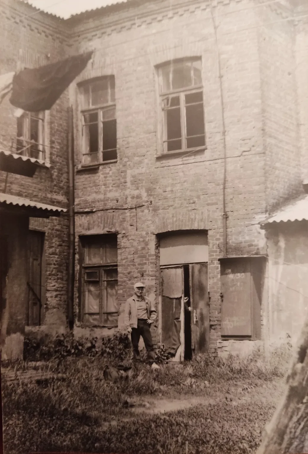 Двор дома на Бахарова, где вырос читатель, 1990 год. Фото из архива Н. Сегала.