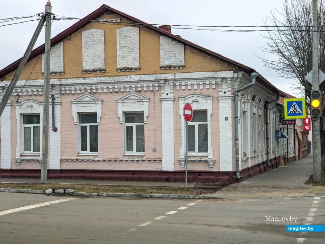 Наум называет адрес: Бахарова, 36/37. Но дом №36 на углу Бахарова и Чонгарской, как выяснил наш