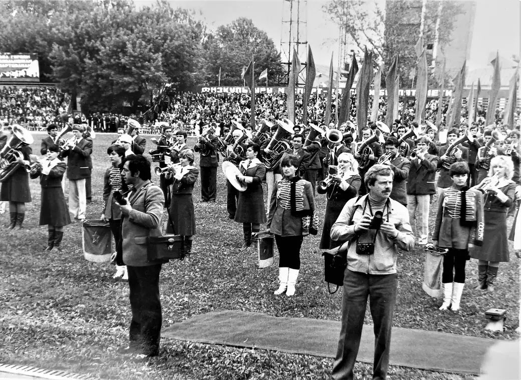 Женский духовой оркестр универмага (на переднем плане) на стадионе «Спартак». Могилев, 1980-е