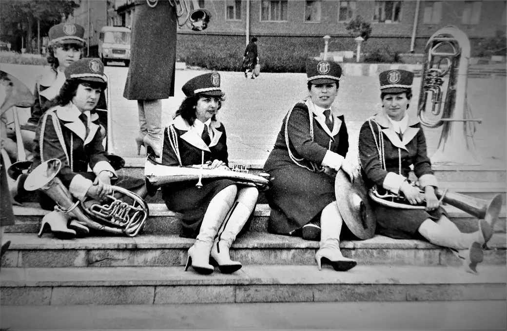 Участницы оркестра во время небольшого отдыха. Втора справа — Наталья Костусева