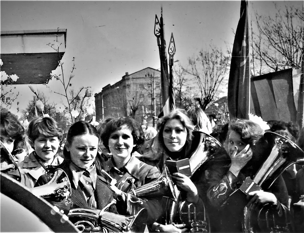 На демонстрации. Вторая справа — Людмила Короткова