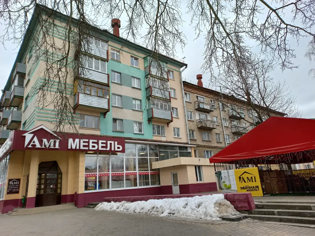 Ветви дерева Васи Мака и по сей день пытаются украсить вход в магазин, где когда-то была «Березка». Могилев, март 2022 года