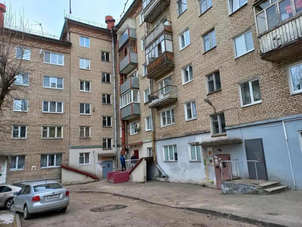 Про обратную сторону Луны мы все прекрасно знаем. А про обратную сторону «Березки»? Вид на кафе со двора, март 2022 года