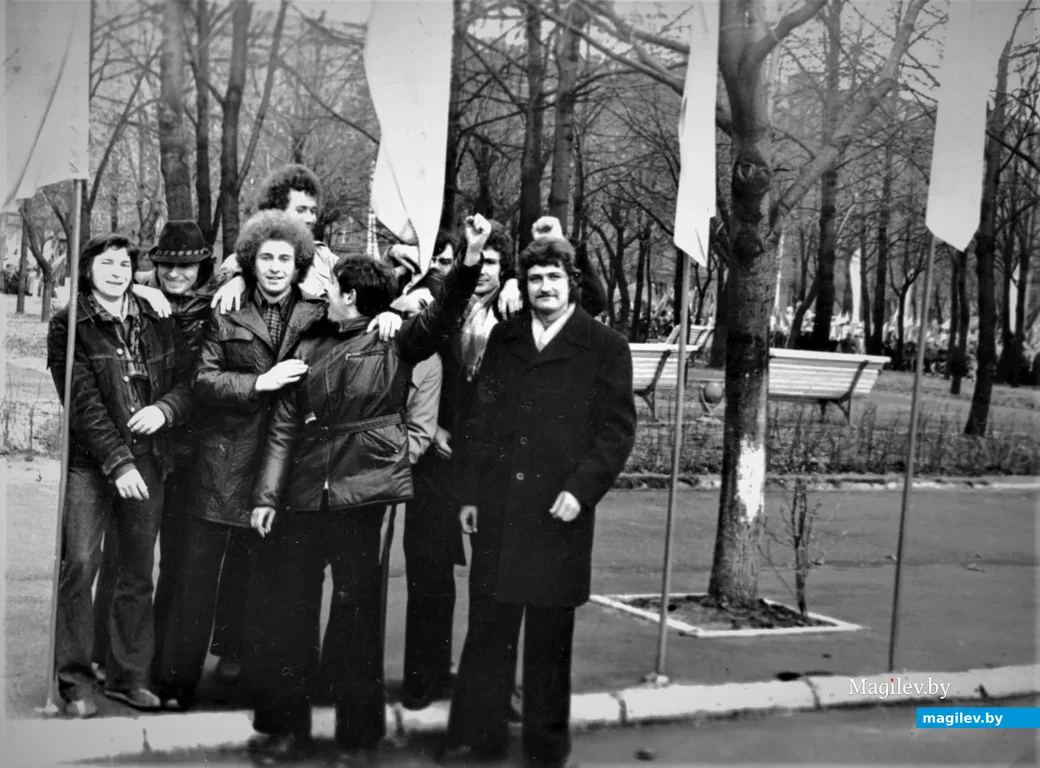  1970-е, Могилев. Володя (с поднятой рукой) со своими институтскими товарищами.