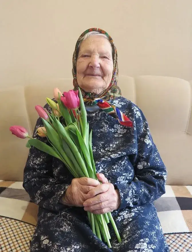 8.03.2022г. Могилев. Праздник 8-е марта наша героиня встречает с тюльпанами