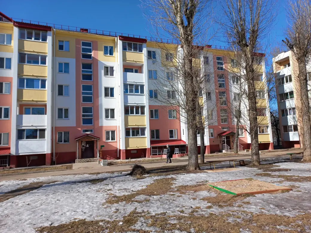 10.02.2022 г. Могилев, микрорайон «Мир-1». В одной из квартир левого подъезда жила некогда девушка, послужившая прототипом Русалки Алки, чья скульптура установлена на